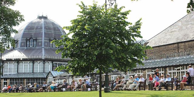 Pavilion Gardens crowd in front 1904662877