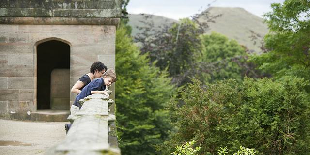 Visitors over wall Ilam Park web 666472826